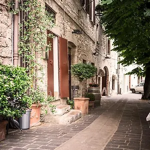 La Piazzetta Delle Erbe Assisi